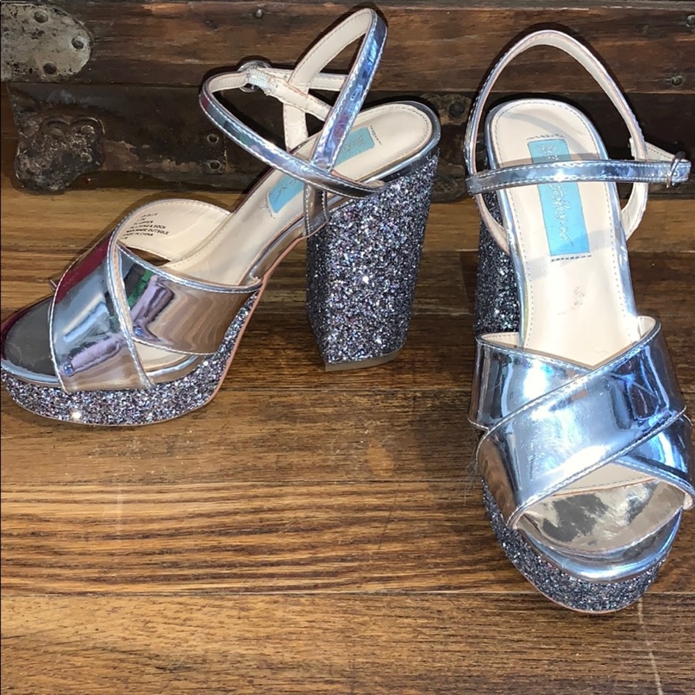 Betsey Johnson SB ollie platform sandal